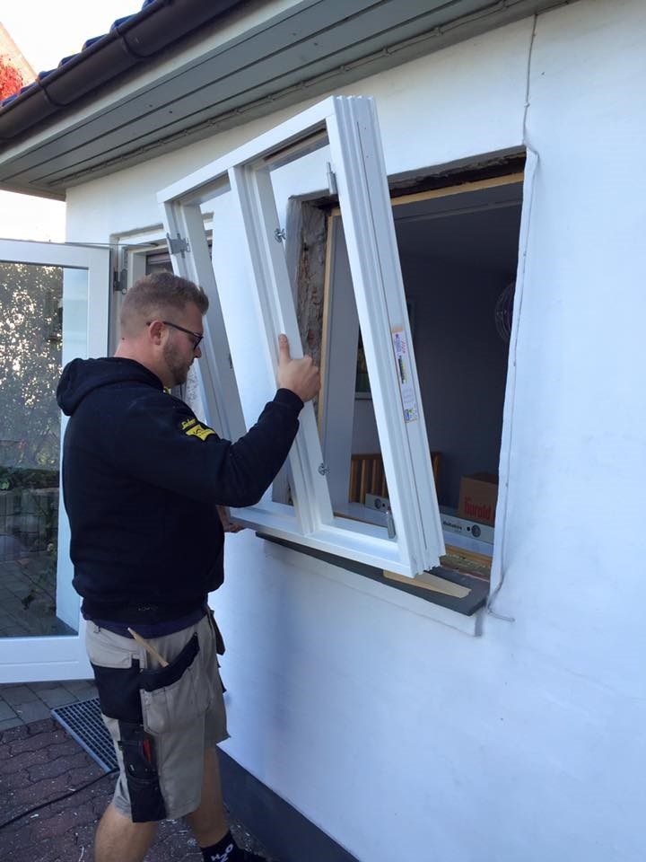 Vi hjælper med at montere ny vinduer på dit hus